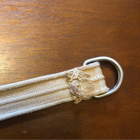 Khaki colored canvas belt - Picture 3 of 6